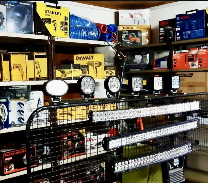 Exhibición de herramientas, iluminación y accesorios en Repuestos El Mástil